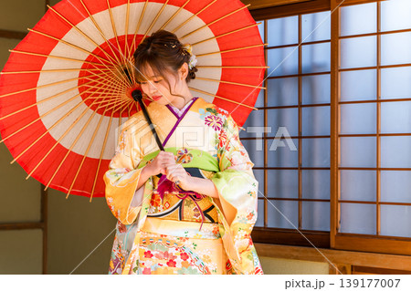 和室で振袖姿の若い日本人女性(二十歳の集い,成人式) 和室で振袖姿の若い日本人女性(二十歳の集い,成人式) 139177007