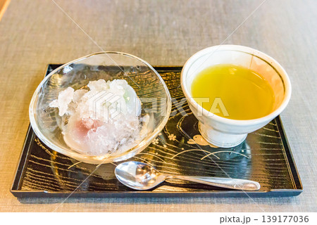 大垣名物・水まんじゅう:かき氷を添えた透明な涼菓 大垣名物・水まんじゅう:かき氷を添えた透明な涼菓 139177036