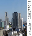 横浜駅から快晴のみなとみらい地区のビル群を見る 139177043