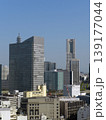 横浜駅から快晴のみなとみらい地区のビル群を見る 139177044
