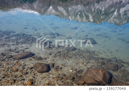 透明度の高い湖の湖底 青木湖 長野県大町市 透明度の高い湖の湖底 青木湖 長野県大町市 139177049