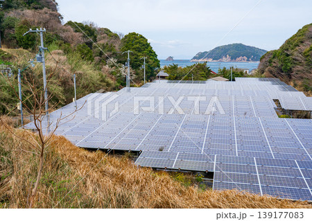 和歌山県 海岸沿いの空き地に設置された太陽光発電パネル 和歌山県 海岸沿いの空き地に設置された太陽光発電パネル 139177083