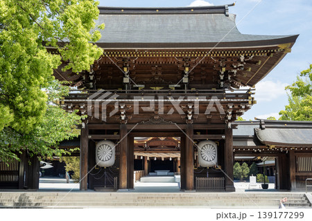 新緑に包まれた寒川神社の神門 新緑に包まれた寒川神社の神門 139177299