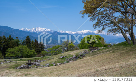 新緑の公園から望む残雪の北アルプス　長野県安曇野市 139177312