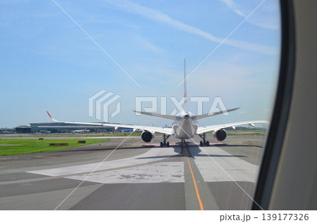 飛行機のある風景 139177326