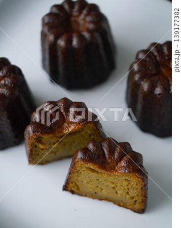 ほうじ茶カヌレ カット画像 ハイアングル ほうじ茶カヌレ カット画像 ハイアングル 139177382