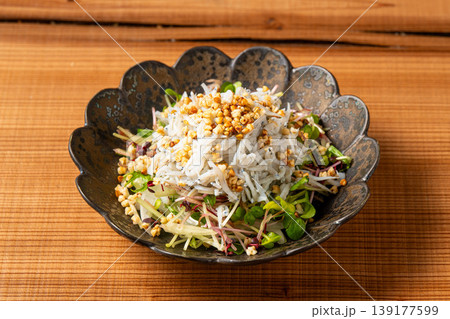 しらすサラダ 新鮮なしらすと野菜のヘルシー料理 139177599