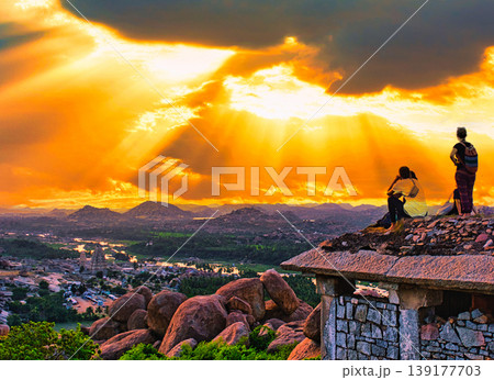 マタンガ丘よりハンピ遺跡の美しい夕景 マタンガ丘よりハンピ遺跡の美しい夕景 139177703