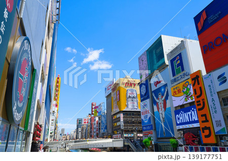 【大阪府】6月・世界的に有名な繁華街の道頓堀を観光 139177751