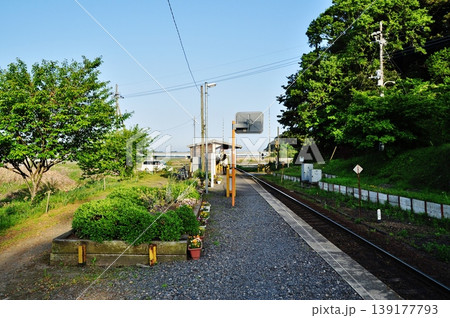 ひたちなか海浜鉄道「中根駅」のホームと線路の風景 139177793