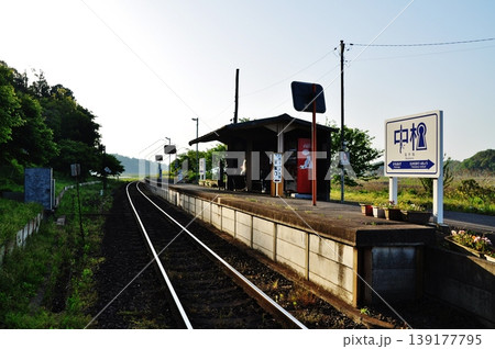 ひたちなか海浜鉄道「中根駅」のホームと線路の風景 139177795