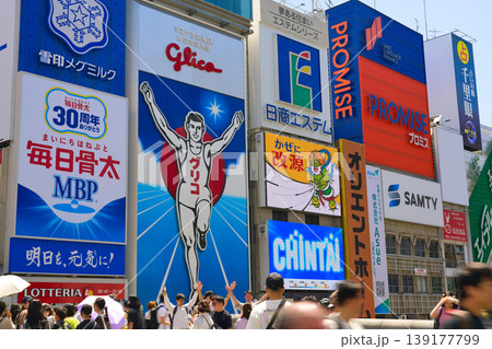 【大阪府】6月・世界的に有名な繁華街の道頓堀を観光 139177799