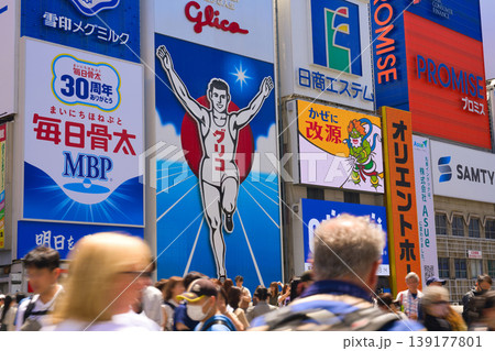 【大阪府】6月・世界的に有名な繁華街の道頓堀を観光 139177801