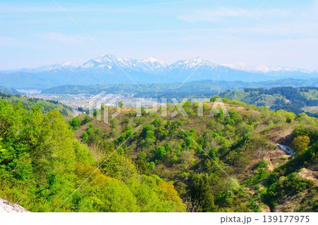 新緑の越後川口里山・残雪白く輝く越後三山山並み 新緑の越後川口里山・残雪白く輝く越後三山山並み 139177975