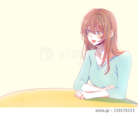 笑顔で話す女性 机 笑顔で話す女性 机 139178153
