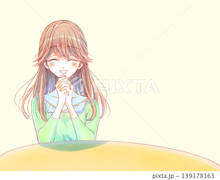 両手を組む優しい雰囲気の女性 机 両手を組む優しい雰囲気の女性 机 139178163