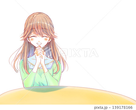 両手を組む優しい雰囲気の女性 机 両手を組む優しい雰囲気の女性 机 139178166