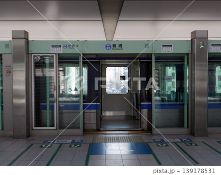 ゆりかもめ新橋駅のホームドア 139178531
