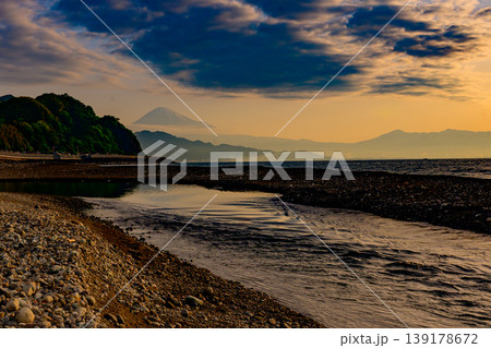 朝焼けの海と流れ込む川と富士山 Mt.Fuji sunrise river coast 朝焼けの海と流れ込む川と富士山 Mt.Fuji sunrise river coast 139178672