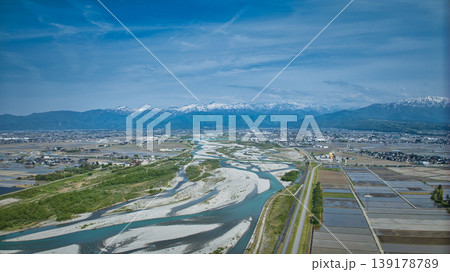 四月末の黒部川扇状地を黒部川河口周辺から見た風景 四月末の黒部川扇状地を黒部川河口周辺から見た風景 139178789