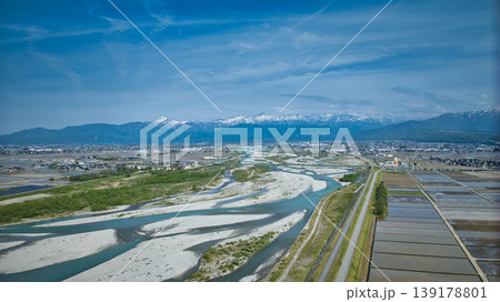 四月末の黒部川扇状地を黒部川河口周辺から見た風景 139178801
