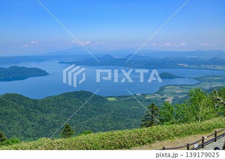 北海道 津別峠から望む屈斜路湖と山々 北海道 津別峠から望む屈斜路湖と山々 139179025