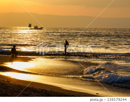朝日の海と釣り人たち 釣り人礼賛 sunrise sea anglers 139179244