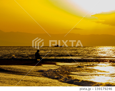 朝日の海と釣り人たち 釣り人礼賛 sunrise sea anglers 朝日の海と釣り人たち 釣り人礼賛 sunrise sea anglers 139179246