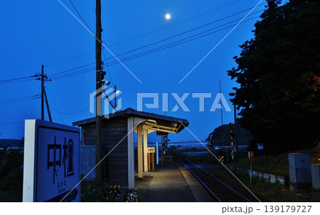 ひたちなか海浜鉄道「中根駅」のホームと線路の風景 139179727