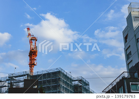建設中の建物とクレーンが見える都市の工事 建設中の建物とクレーンが見える都市の工事 139179763
