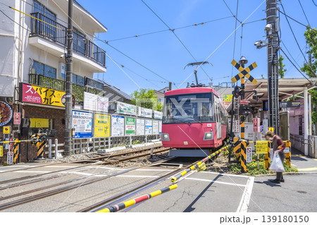 東京都世田谷区の都市風景　上町駅と踏切 139180150