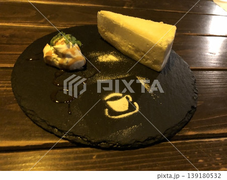 雰囲気のあるカフェのケーキセット 139180532