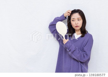 白髪を気にする女性 白髪を気にする女性 139180577