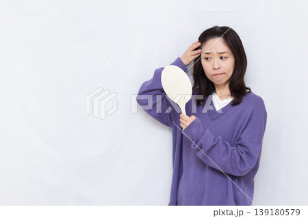 白髪を気にする女性 白髪を気にする女性 139180579