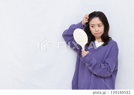 白髪を気にする女性 白髪を気にする女性 139180581