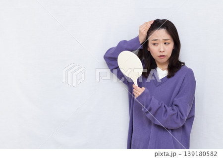 白髪を気にする女性 白髪を気にする女性 139180582