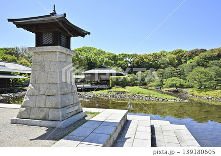名古屋市「白鳥庭園」の常夜灯と清羽亭 名古屋市「白鳥庭園」の常夜灯と清羽亭 139180605