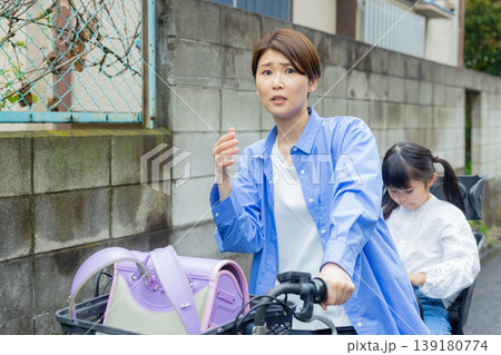 小学生を乗せて自転車に乗る女性 小学生を乗せて自転車に乗る女性 139180774