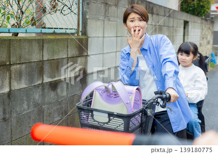 小学生を乗せて自転車に乗る女性 小学生を乗せて自転車に乗る女性 139180775