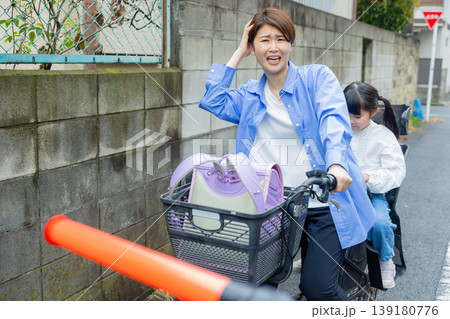 小学生を乗せて自転車に乗る女性 139180776
