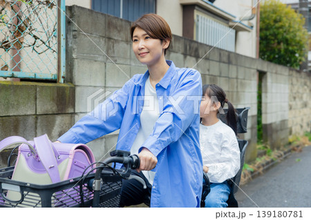 小学生を乗せて自転車に乗る女性 139180781