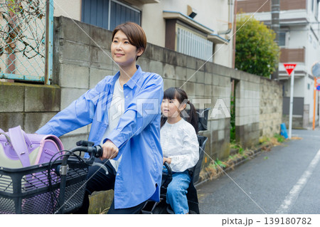 小学生を乗せて自転車に乗る女性 小学生を乗せて自転車に乗る女性 139180782