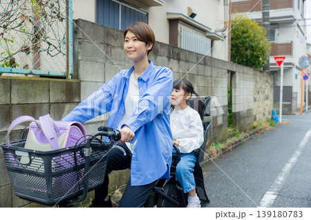 小学生を乗せて自転車に乗る女性 小学生を乗せて自転車に乗る女性 139180783