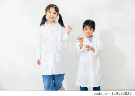 試験管を持つ子供 試験管を持つ子供 139180829