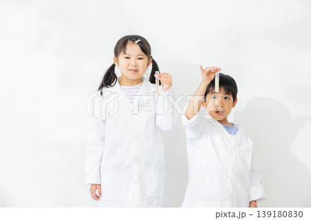 試験管を持つ子供 139180830