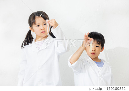 試験管を持つ子供 139180832