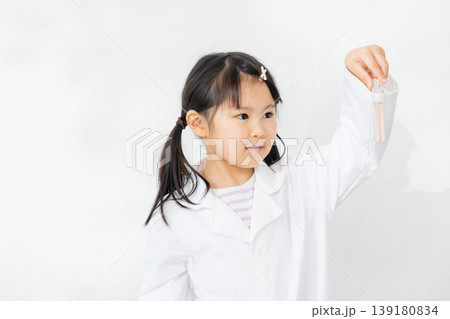 試験管を持つ子供 139180834