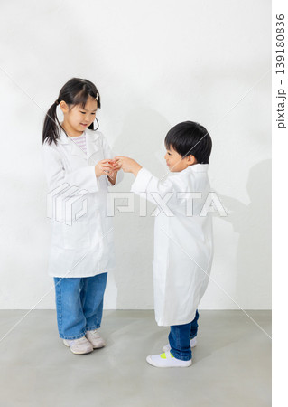 試験管を持つ子供 試験管を持つ子供 139180836