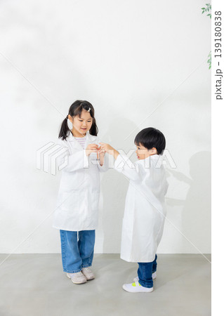 試験管を持つ子供 試験管を持つ子供 139180838