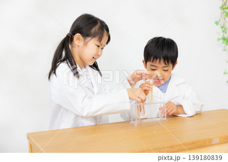 試験管を持つ子供 試験管を持つ子供 139180839